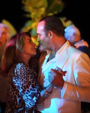 Jean Dujardin Instagram - ALPHONSE de @nicolasbedosofficiel sur @primevideofr Magnifiques #pierrearditi #francinebergé @charlottegainsbourg #nicolegarcia @nicole.calfan #serie @alphonselaserie