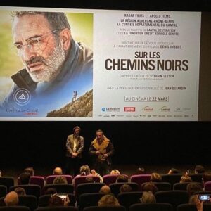 Jean Dujardin Instagram - Merci au cinéma le Cristal, merci au Cantal 😊😉! #surlescheminsnoirs #Aurillac @denis_imbert_ @radarfilms_clementmiserez @apollo_distrib