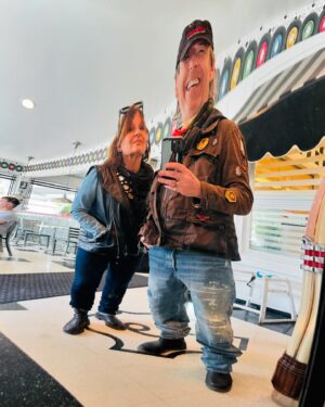 Jean-Luc Reichmann Instagram - Après 5h25 de moto le 1er jour … 😂 😂
 Bonne journée à tous 🙋🏻‍♂️

👨🏻‍🎤 Ride or Die Music TOUR 2024 🎸☠️ Chicago-> Miami 🏍️🤘🎶🇺🇸 @indianmotorcycle 
 JL N= Forever Young ❤️🙋🏻‍♂️