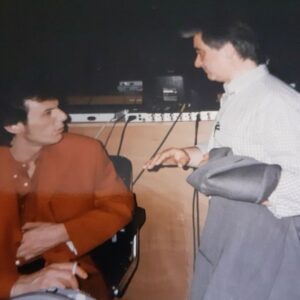 Jean-Luc Reichmann Instagram - 🤍 C’était il y a bientôt 30 ans avec Jean-Pierre Descombes sur le plateau des Z’Amours 🙏💕
Toutes mes pensées à tous ceux qui t’aiment mon Jean-Pierre 🕊️