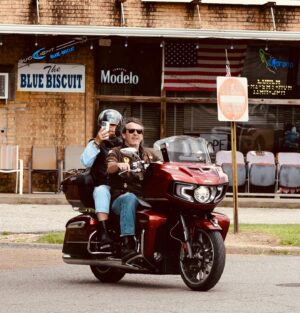 Jean-Luc Reichmann Instagram - 🚨🔥 Alerte ‼️ 
Je crois qu’il y a un paparazzi qui nous suit 😱 mais c’est bon, Nathalie l’a pris en photo 😂😂😂

🙋🏻‍♂️ Ride or Die Music TOUR 2024 🔥 🎸☠️ 🎶 
Chicago-> Miami 🏍️🤘🇺🇸 JL N=❤️ 
À tout de suite ‼️👍

#mississipi  #paparazi #elvis  #nashville #roadtrip @indianmotorcycle #indian  #moto #aventure #rocknroll #countrymusic #liberté #vacances #amour #tenessee