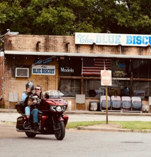 Jean-Luc Reichmann Instagram - 🚨🔥 Alerte ‼️ 
Je crois qu’il y a un paparazzi qui nous suit 😱 mais c’est bon, Nathalie l’a pris en photo 😂😂😂

🙋🏻‍♂️ Ride or Die Music TOUR 2024 🔥 🎸☠️ 🎶 
Chicago-> Miami 🏍️🤘🇺🇸 JL N=❤️ 
À tout de suite ‼️👍

#mississipi  #paparazi #elvis  #nashville #roadtrip @indianmotorcycle #indian  #moto #aventure #rocknroll #countrymusic #liberté #vacances #amour #tenessee