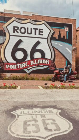 Jean-Luc Reichmann Instagram - Sur la route des Blues Brothers, de Chicago à leur prison, ça jazz , ça blues et ça Rock and Roll … 🎸🎶🏍️
 🎸☠️ Chicago-> Miami 🏍️🤘🎶🇺🇸 @indianmotorcycle 
 JL N= Forever Young ❤️🙋🏻‍♂️