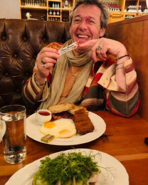 Jean-Luc Reichmann Instagram - Début du régime US 🇺🇸 
1er petit dèj avec … 
Pour Elle … une bien belle touffinette  verte 🥗 
Pour lui Surprise 😧 … Une bien bonne confiture Française @bonnemaman_fr  en plein milieu de mes œufs ‼️… 🇫🇷💪 😂😂
👨🏻‍🎤 Ride or Die Music TOUR 2024 🎸🏍️☠️ Chicago-> Miami🤘🎶🇺🇸 JL N=❤️