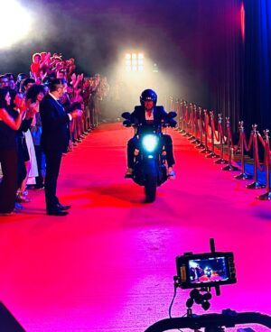 Jean-Luc Reichmann Instagram - 🎬 Merci à tous pour cet journée de tournage de diiiiiiiinnngue ‼️🙏 
Bientôt la 5000ème des #les12coupsdemidi 🔥 @tf1 #toureiffel #12coupsdemidi 
 Rendez-vous Samedi 13 Juillet ‼️
Bonne soirée à tous 🦋