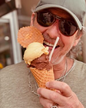 Jean-Luc Reichmann Instagram - Fin du périple moto à Miami ‼️On y est arrivés 💪 🏍️🌴🇺🇸
une dernière glace et on rentre pour les tournages lundi 🛫 🇫🇷 
#miami #france #les12coupsdeMidi ✨ @tf1  @12coups_tf1 
Bon week-end à tous ❤️