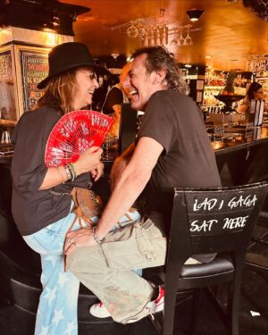 Jean-Luc Reichmann Instagram - 😂 Énoooorme crise de rire hier soir au bar avec ma #ladygaga 🤣 quand on ne fait pas 5h de route sur la moto, on marche quasi 12 kms dans les rues de la #neworleans ‼️😱😂😂🙏🌈
« Mais on va mourrrrriiiiir pendant ces vacances ‼️» … 
🤣 Bon avant de décéder, on vous souhaite une bonne finale de Roland Garros à tous 🎾👟🇺🇸✌️Nous, ça va aller 😜🤞
Ride or Die Music TOUR 2024 🔥 🎸☠️ 🎶 Chicago-> Miami 🌴☀️🏍️🤘
JL N=❤️ 
À tout de suite ‼️👍

 #nashville #roadtrip @indianmotorcycle #indian #moto #aventure #rocknroll #countrymusic #liberté #vacances #amour #tenessee #louisiana #neworleans #america 

This is America 🇺🇸