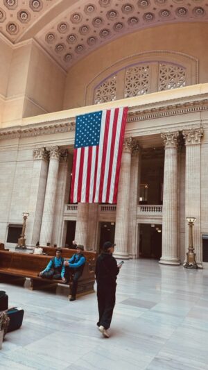 Jean-Luc Reichmann Instagram - La gare « Union Station » de Chicago , là où furent tournés « les incorruptibles » de Brian de Palma avec Kevin Costner et Sean Connery…