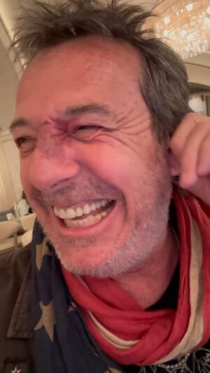 Jean-Luc Reichmann Instagram - 😂😂🙏 Le fou rire du matin à Nashville 🇺🇸… Vous avez un nouveau message ‼️… Écoutez , c’est surnaturel 😱
👨🏻‍🎤 Ride or Die Music TOUR 2024 🎸☠️ 🎶 Chicago-> Miami 🏍️🤘🇺🇸 JL N=❤️ 
 #nashville #roadtrip @indianmotorcycle #indian #moto #aventure #rocknroll #countrymusic #liberté #vacances #amour #tenessee