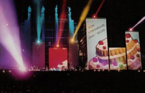 Jean-Michel Jarre Instagram - Getting into your account here Jean-Michel to wish you a HAPPY BIRTHDAY !! Remember 1993 ?! Have a great day today….with Love from your Management, Friends & Fans.
Nous nous sommes immiscées dans tes réseaux sociaux Jean-Michel, pour te souhaiter un JOYEUX ANNIVERSAIRE !! Te souviens-tu  de 1993 ? Passe une excellente journée, avec toute notre amitié ton Manegement, tes amis et tes fans.