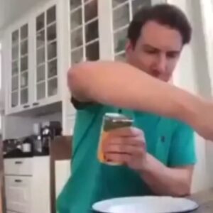 Jean-Michel Tinivelli Instagram - Histoire courte … un bon dimanche à tous ..les astres étaient alignés , c est tellement rare … #bim#repas#cascade#stunt#humour#headache #head#tete#bonnejournée#goodday#buongiorno#domenica#sunday#sunnyday#goodvibes#onlygoodvibes##pace#salute#forza#☘️#tinivelli#actors#❤️❤️❤️
