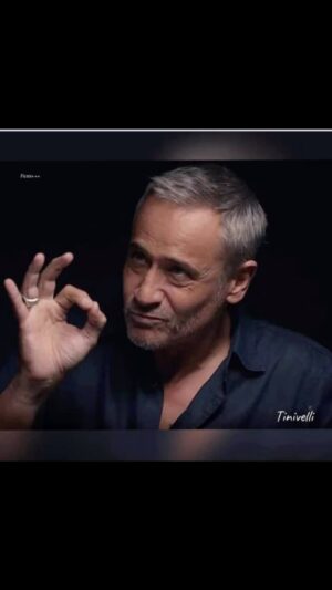 Jean-Michel Tinivelli Instagram - Au poil le JeanMichel grimace 😊😘mais content plus que qqs jours et  début de tournage pour Simon Coleman  aux commandes Sandra Perrin avec toute la smala  acting et les copains de la technique, auteurs , prod , 6x52 bla-bla-bli 😊pour France 2  @france.tv #simoncoleman#serie#tv#fiction#comedie#famille#poulet#papa#maman#tonton#uncle#enfant#children#flic#enquete#polar#cop#police#goodvibes#happy#soin#bientot#bisous#episodeprod#bisous#❤️❤️❤️#flaviepean#tinivelli#actor#actors#acting