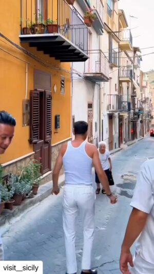 Jean-Michel Tinivelli Instagram - Un peu  d ´amour et d Italie aujourd’hui et puis des raviolis et essayons de tous passer une bonne journée … #classique#umbertotozzi #tiamo#italia#italie#italien#sing#song#band#loveislove#amour#friday#paris#forza#paix#pace#tinivelli#actor#bonnejournée#❤️❤️❤️#☘️