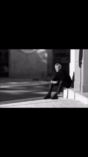 Jean-Michel Tinivelli Instagram - Au coin d ‘ une rue d ‘Aix  en Provence , un photographe qui capture le tiniv entre 2 séquences @nico_copin qui est aussi notre super  réalisateur avec sa magnifique équipe pour les 3 derniers épisodes de cette nouvelle saison , la deuxième en tournage actuellement et puis merci pour votre fidélité , sans vous …rien 🌸❤️… #bonnejournée#goodday#buongiorno#blackandwhite#pic#picoftheday#fotografia#actor#simoncoleman#tonton#poulet#enquete#cop#police#aix#south#sud#tv#serie#fiction#team#band#saison#france#merci#bisous#❤️❤️❤️#tinivelli @france.tv