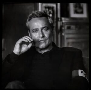 Jean-Michel Tinivelli Instagram - Fin de tournage pour les 6 x52mns de cette nouvelle saison , la 2 eme pour Tonton Simon Coleman merci à cette généreuse équipe et ses bonnes ondes , sa gentillesse , simplicité et professionnalisme , merci pour tout cela les jolis collègues …. #bonnejournée#buongiorno#goodday#happyday#photo#pic#fotografia #foto#photooftheday #blackandwhite #merci#zen#gratitude#tonton#poulet#cop#flic#police#famille#enfants#enquete#solo#enquete#bisous#❤️❤️❤️#☘️ @france.tv @tinivelli