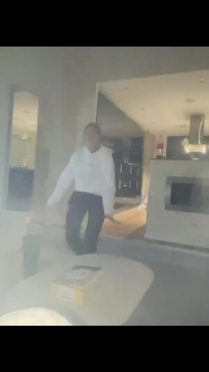 Jean-Michel Tinivelli Instagram - Un peu d activité physique avant de commencer la journée #bonnejournée#buongiorno#goodvibes#goodday#reveil#wakeup#day#happyday#goodvibes#vibes#corps#danser#danse#humour#funny#funnyvideos#bisous#forza#tinivelli#actors#love#❤️❤️❤️