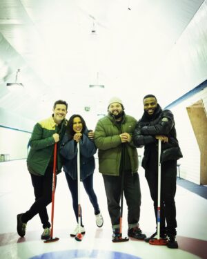 Jean Pascal Instagram - Le boxeur Jean Pascal sera-t-il aussi bon au curling que dans le ring? Vous le verrez dimanche soir à la vrai nature! 😂 

Decouvrez un athlete beaucoup plus sensisble que l’image de dur à cuir qu’il projette.

Avec ses 5 titres de champions du monde, il est sans doute le plus grand boxeur quebecois. Il est reconnu pour son coté exhuberant, mais vous le decouvrirez sans doute comme vous l’avez jamais vu.

Avec la fin de carrière qui approche, il accepte de plus en plus de montrer sa vulnerabilité et il ne peut qu’en sortir gaganant!.

Une rencontre qui a du Punch 🥊, Dimanche à 21h30 sur @tvareseau et @tva  #jeanpascal #vulnérabilité