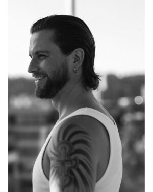Jean-Philippe Cretton Instagram - "Hola, amig@s. 
Les comparto otra tanda más de la última sesión de fotos que hicimos con un gran equipo de profesionales.
Les cuento, además, que por acá voy avanzando firme en mi nuevo podcast que ya pronto verá la luz. 
 Y MAÑANA estaremos tocando en un beneficio a Viña. Esto a las 19 hrs en Espacio Dima Look, Cerro Alegre. Todo lo que se recaude irá en ayuda. Los esperamos ahí. Les mando un abrazo apretado

Fotos: @simonpaisthomas
Styling : @sofiordenes
Makeup y Pelo: @alemakeupart
Pelo @leonidashairdresser

Management: @versusmanagement @estebanaparicio
@lamoyachica

Vestuario
@hm #HMChile
@wendypozolondress 
@sofiordenes

Agradecimientos 
@edificioalonso
