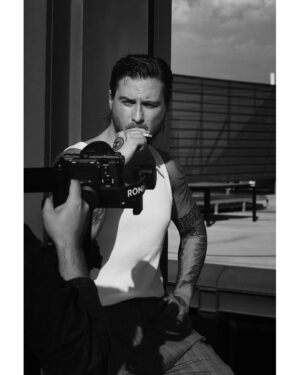 Jean-Philippe Cretton Instagram - "Hola, amig@s. 
Les comparto otra tanda más de la última sesión de fotos que hicimos con un gran equipo de profesionales.
Les cuento, además, que por acá voy avanzando firme en mi nuevo podcast que ya pronto verá la luz. 
 Y MAÑANA estaremos tocando en un beneficio a Viña. Esto a las 19 hrs en Espacio Dima Look, Cerro Alegre. Todo lo que se recaude irá en ayuda. Los esperamos ahí. Les mando un abrazo apretado

Fotos: @simonpaisthomas
Styling : @sofiordenes
Makeup y Pelo: @alemakeupart
Pelo @leonidashairdresser

Management: @versusmanagement @estebanaparicio
@lamoyachica

Vestuario
@hm #HMChile
@wendypozolondress 
@sofiordenes

Agradecimientos 
@edificioalonso