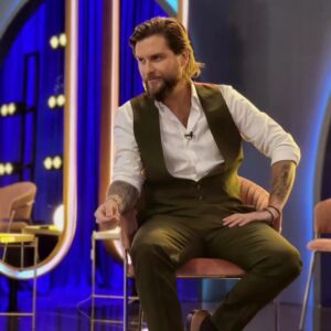 Jean-Philippe Cretton Instagram - Amig@s, antes de que se enteren por otro lado, prefiero que sea por mis palabras.
He tomado la decisión,  tras 7 años, de dejar CHV.
Lo hago obedeciendo una voz interna, que viene de la mano con muchos cambios que estoy imprimiendo en mi vida y que apuntan a mi realización personal.
Estoy tan agradecido de todo lo que viví en el canal. Sin duda, de los mejores años de mi carrera.
Agradezco a mis jefes, a los equipos con los que trabajé, lleno de profesionales que admiro y abrazo. 
Agradecido también de uds. Que le dan sentido a mi trabajo y al hecho de comunicar, que es mi propósito de vida. Ya sea a través de la pantalla, de la música, mis dibujos, en el formato que sea, lo que me gusta es poder entregar mensajes.
Estoy empezando a gestionar nuevos proyectos en los que espero, más que nunca, contar con uds. Les aseguro que pondré todo de mi, para que sean un aporte y los disfruten tanto como yo.
Sólo gracias y más gracias, por todo lo vivido y por lo hermoso que vendrá.
L@s quiero mucho y vamos por una nueva etapa!