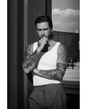 Jean-Philippe Cretton Instagram - "Hola, amig@s. 
Les comparto otra tanda más de la última sesión de fotos que hicimos con un gran equipo de profesionales.
Les cuento, además, que por acá voy avanzando firme en mi nuevo podcast que ya pronto verá la luz. 
 Y MAÑANA estaremos tocando en un beneficio a Viña. Esto a las 19 hrs en Espacio Dima Look, Cerro Alegre. Todo lo que se recaude irá en ayuda. Los esperamos ahí. Les mando un abrazo apretado

Fotos: @simonpaisthomas
Styling : @sofiordenes
Makeup y Pelo: @alemakeupart
Pelo @leonidashairdresser

Management: @versusmanagement @estebanaparicio
@lamoyachica

Vestuario
@hm #HMChile
@wendypozolondress 
@sofiordenes

Agradecimientos 
@edificioalonso