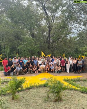 Jean-Philippe Dion Instagram - @smditva c’est le genre de trip dont je me souviendrai toute ma vie. J’ai trop trop hâte que vous embarquiez dans l’aventure vous aussi ! J’y ai rencontré 10 campeurs extraordinaires et un coanimateur brillant et très divertissant !!!! On a vécu ça grâce à une équipe qui n’a pas lâché malgré les quelques tempêtes ! Vous avez été impressionnant.e.s! 💪🦜🦁 #costarica #puravida @proddeferlantes