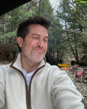 Jean-Philippe Dion Instagram - La pire preneur de selfies au Québec. 🤦‍♂️ Au moins j’ai un super polar @vallier_official 💙