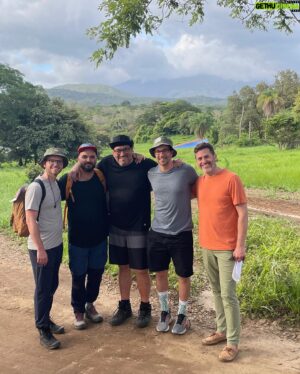 Jean-Philippe Dion Instagram - @smditva c’est le genre de trip dont je me souviendrai toute ma vie. J’ai trop trop hâte que vous embarquiez dans l’aventure vous aussi ! J’y ai rencontré 10 campeurs extraordinaires et un coanimateur brillant et très divertissant !!!! On a vécu ça grâce à une équipe qui n’a pas lâché malgré les quelques tempêtes ! Vous avez été impressionnant.e.s! 💪🦜🦁 #costarica #puravida @proddeferlantes