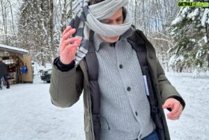 Jean-Philippe Dion Instagram - Après 6 formidables saisons, j’ai décidé de prendre une petite pause de tournage cet été. @lavraienature reviendra assurément ! Cette émission, c’est le projet d’une vie. Le projet qui m’aura confirmé que ce que j’aime faire avant tout ce sont des entrevues. En plus, je l’aurai fait avec la meilleure équipe / famille professionnelle. Merci tout particulier à @veroniquegl @chloemercierlavraie @amel_dussault @maude_sabbagh @suelabelle @mathilde_mcgraw @charlessth @natachalavigne @joannybergeron @genchenail @tobiebh @justinelebel_ @marc.tawil @alexbouboudro @thibod_ann @mariejoelle23 @claude.gaudreault.777 @marieevebrassard @charliemontag @provencher_joel @jf_perreault @ello_b  @etiberger @thisismkmercier @valerie_arseneau73 @amysarakeith @catbureau44 @v_provost @iphonejem @piecesofcharles @juniorbombardier @martigrenier @melissdemers  @emmanbrt @juliemarcoux  @thibod_ann et tous les autres que je ne trouve pas sur Instagram! ;) Merci à tous les fantastiques et généreux invité(e)s 💚ET SURTOUT, merci d’être 1 million de personnes à nous suivre encore après 6 saisons ! 💚💚💚 @proddeferlantes