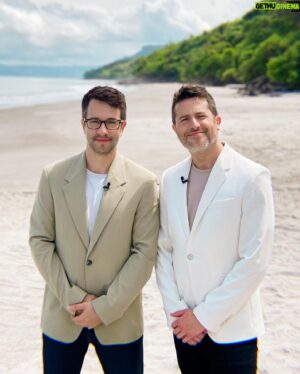 Jean-Philippe Dion Instagram - @smditva c’est le genre de trip dont je me souviendrai toute ma vie. J’ai trop trop hâte que vous embarquiez dans l’aventure vous aussi ! J’y ai rencontré 10 campeurs extraordinaires et un coanimateur brillant et très divertissant !!!! On a vécu ça grâce à une équipe qui n’a pas lâché malgré les quelques tempêtes ! Vous avez été impressionnant.e.s! 💪🦜🦁 #costarica #puravida @proddeferlantes