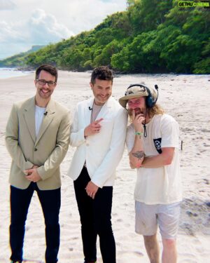 Jean-Philippe Dion Instagram - @smditva c’est le genre de trip dont je me souviendrai toute ma vie. J’ai trop trop hâte que vous embarquiez dans l’aventure vous aussi ! J’y ai rencontré 10 campeurs extraordinaires et un coanimateur brillant et très divertissant !!!! On a vécu ça grâce à une équipe qui n’a pas lâché malgré les quelques tempêtes ! Vous avez été impressionnant.e.s! 💪🦜🦁 #costarica #puravida @proddeferlantes