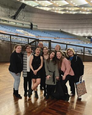 Jeannine Wacker Instagram - Wow, was für eine schöne Erfahrung✨
Am Samstag war das Musical Revolution-Konzert and I loved every minute of it!
Es war so spannend, all diese neuen Stücke zu hören und mit diesen fantastischen Sänger:innen zusammen zu singen. Im Verlauf des Abends dachte ich immer wieder, was für eine krasse Ehre es ist, mit diesen Menschen eine Bühne zu teilen. So viel Talent, Fleiß, Disziplin, Hingabe, Musikalität, harte Arbeit, playfulness und Liebe für dieses Genre. Und hinter der Bühne war es so schön, wie auf der Bühne. So eine unterstützende, lustige, sich gegenseitig wertschätzende Gruppe von Menschen . What a treat!

Und dann das Ganze vor so einem Publikum!!! Danke, für diese unglaubliche Stimmung und dass ihr mit uns zusammen die Jahrhunderthalle zum Beben gebracht habt. Es hat unglaublich viel Spaß gemacht mit euch!
Und natürlich war es wundervoll, so viele von euch beim Meet&Greet danach kennen zu lernen und wieder zu treffen. Ich glaube, wir hätten uns alle gerne noch viel mehr Zeit genommen. Danke für die lieben Worte und die schönen Begegnungen. 
Ein ganz besonderes DANKE auch an meine Patrons♥️ Es bedeutet mir so viel, wie sehr ihr mich unterstützt, on- und offline, und es ist einfach immer ganz besonders schön, eure Gesichterim Publikum zu entdecken und nach der Show “mein” Grüppchen zu treffen 🧩 
Ich bin sehr beseelt (danke für das genau richtige Wort @anja_backus 💗) und dankbar und nehme ganz viel Inspiration und Motivation aus diesem Abend mit.
Danke @musical.revolution , dass ich dabei sein durfte, es war mir eine riesige Freude🤍

#musicalrevolution #concert #musicalkonzert #newmusic #jahrhunderthallefrankfurt