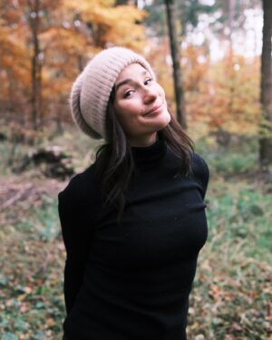 Jeannine Wacker Instagram - FROHE FESTTAGE ✨🎄♥️
Egal wer, wo und mit wem ihr in diesen Tagen seid, ich hoffe, ihr fühlt euch geborgen, warm und geliebt und könnt ein wenig zur Ruhe kommen, entspannen und genießen. 
Ich weiß, dass gerade diese Tage auch schwer sein können. Extra viel Liebe geht raus an alle, die, aus welchem Grund auch immer, ein schweres Herz mit sich rumtragen. Ihr seid nicht allein.
Große Umarmung,
Jeannine
