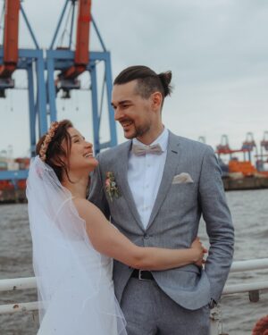 Jeannine Wacker Instagram - Das große Glück der Liebe besteht darin, Ruhe in einem anderen Herzen zu finden.“
- Lespinasse

Ja, yup, duh - wir haben geheiratet.
Aus „Wir machen das ganz klein und unkompliziert“ wurde eine Barkassenfahrt mit 70 Gästen - und wir sind sehr froh darüber. So viele geliebte Menschen auf einem Boot zu haben, alle da, um mit uns unsere Liebe zu feiern war unendlich schön und berührend und eine Erfahrung, die sich wirklich mit keiner anderen vergleichen lässt. Wir waren noch tagelang völlig überwältigt von all der Liebe, Wärme und Unterstützung, die uns an diesem Tag entgegenschlugen. 1000 liebe Worte & Gesten, berührende Reden, geteilte Erinnerungen, Wünsche für die Zukunft, emotionale Musikeinlagen, Kinderlachen, Hündchenliebe, Seifenblasen, ein Sandritual, ein Gästebuch mit einer Polaroid-Galerie, die ihresgleichen sucht und eine Torte, die wir zwar mit gebacken aber niemals so hübsch erwartet hätten - das alles wird für immer in unseren Herzen bleiben.
Danke an alle, die unsere Hochzeit so unvergesslich gemacht haben ♥️
Na dann… auf ins neue Kapitel! Fühlt sich gut an.
Die fantastischen Fotos auf der Barkasse stammen von @alexandrapfeifer.photography 💫
Die Fotos im Paternoster (es gab einen Paternoster!!!) und vor und im Standesamt hat die wundervolle @antitoni gemacht ✨

#justmarried