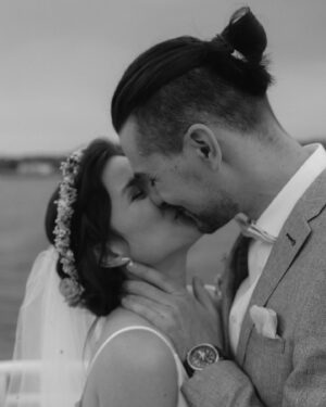 Jeannine Wacker Instagram - Das große Glück der Liebe besteht darin, Ruhe in einem anderen Herzen zu finden.“
- Lespinasse

Ja, yup, duh - wir haben geheiratet.
Aus „Wir machen das ganz klein und unkompliziert“ wurde eine Barkassenfahrt mit 70 Gästen - und wir sind sehr froh darüber. So viele geliebte Menschen auf einem Boot zu haben, alle da, um mit uns unsere Liebe zu feiern war unendlich schön und berührend und eine Erfahrung, die sich wirklich mit keiner anderen vergleichen lässt. Wir waren noch tagelang völlig überwältigt von all der Liebe, Wärme und Unterstützung, die uns an diesem Tag entgegenschlugen. 1000 liebe Worte & Gesten, berührende Reden, geteilte Erinnerungen, Wünsche für die Zukunft, emotionale Musikeinlagen, Kinderlachen, Hündchenliebe, Seifenblasen, ein Sandritual, ein Gästebuch mit einer Polaroid-Galerie, die ihresgleichen sucht und eine Torte, die wir zwar mit gebacken aber niemals so hübsch erwartet hätten - das alles wird für immer in unseren Herzen bleiben.
Danke an alle, die unsere Hochzeit so unvergesslich gemacht haben ♥️
Na dann… auf ins neue Kapitel! Fühlt sich gut an.
Die fantastischen Fotos auf der Barkasse stammen von @alexandrapfeifer.photography 💫
Die Fotos im Paternoster (es gab einen Paternoster!!!) und vor und im Standesamt hat die wundervolle @antitoni gemacht ✨

#justmarried