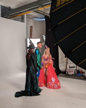 Jeannine Wacker Instagram - Es scheint wie gestern und wie vor einer Ewigkeit, dass wir den Ankündigungs-Trailer für „Wicked“ gefilmt haben…! Mein Handy hat mich an diese Behind-the-scenes-Fotos erinnert und ich dachte, schöne Erinnerungen eignen sich zum Teilen 💚💗
@vajenvandenbosch & @naidjim look at us… one of the first times in full costumes, at the very beginning of this journey 💫
Wer erkennt das kleine feine Detail an meinem Kostüm, das bis zur Première noch verändert wurde? 😉

#wicked #wickedmusical #wickedhamburg #musicaltheatre #behindthescenes #bts #elphaba #glinda #fiyero #photoshoot #costumes #memories #throwback