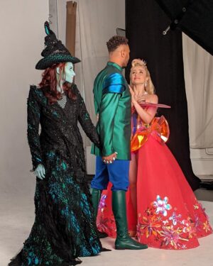 Jeannine Wacker Instagram - Es scheint wie gestern und wie vor einer Ewigkeit, dass wir den Ankündigungs-Trailer für „Wicked“ gefilmt haben…! Mein Handy hat mich an diese Behind-the-scenes-Fotos erinnert und ich dachte, schöne Erinnerungen eignen sich zum Teilen 💚💗
@vajenvandenbosch & @naidjim look at us… one of the first times in full costumes, at the very beginning of this journey 💫
Wer erkennt das kleine feine Detail an meinem Kostüm, das bis zur Première noch verändert wurde? 😉

#wicked #wickedmusical #wickedhamburg #musicaltheatre #behindthescenes #bts #elphaba #glinda #fiyero #photoshoot #costumes #memories #throwback