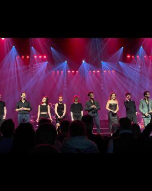 Jeannine Wacker Instagram - Wow, was für eine schöne Erfahrung✨
Am Samstag war das Musical Revolution-Konzert and I loved every minute of it!
Es war so spannend, all diese neuen Stücke zu hören und mit diesen fantastischen Sänger:innen zusammen zu singen. Im Verlauf des Abends dachte ich immer wieder, was für eine krasse Ehre es ist, mit diesen Menschen eine Bühne zu teilen. So viel Talent, Fleiß, Disziplin, Hingabe, Musikalität, harte Arbeit, playfulness und Liebe für dieses Genre. Und hinter der Bühne war es so schön, wie auf der Bühne. So eine unterstützende, lustige, sich gegenseitig wertschätzende Gruppe von Menschen . What a treat!

Und dann das Ganze vor so einem Publikum!!! Danke, für diese unglaubliche Stimmung und dass ihr mit uns zusammen die Jahrhunderthalle zum Beben gebracht habt. Es hat unglaublich viel Spaß gemacht mit euch!
Und natürlich war es wundervoll, so viele von euch beim Meet&Greet danach kennen zu lernen und wieder zu treffen. Ich glaube, wir hätten uns alle gerne noch viel mehr Zeit genommen. Danke für die lieben Worte und die schönen Begegnungen. 
Ein ganz besonderes DANKE auch an meine Patrons♥️ Es bedeutet mir so viel, wie sehr ihr mich unterstützt, on- und offline, und es ist einfach immer ganz besonders schön, eure Gesichterim Publikum zu entdecken und nach der Show “mein” Grüppchen zu treffen 🧩 
Ich bin sehr beseelt (danke für das genau richtige Wort @anja_backus 💗) und dankbar und nehme ganz viel Inspiration und Motivation aus diesem Abend mit.
Danke @musical.revolution , dass ich dabei sein durfte, es war mir eine riesige Freude🤍

#musicalrevolution #concert #musicalkonzert #newmusic #jahrhunderthallefrankfurt