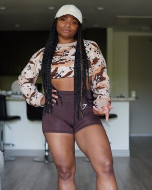 Jeanté Godlock Instagram - puttin in that work. 2021 what’s good? 🤎🤍🤎 #thickthighssavelives