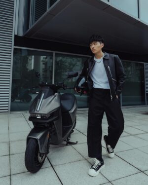 Jed Chung Instagram - 不敢相信！ Gogoro Pulse 真的太帥了 

過去騎乘機車在大都市裡穿梭
都只是為了在擁擠的交通中換取一些時間的便利手法

然而這次有機會試騎 Gogoro Pulse
我的視覺觀感像是被炸裂地體無完膚！！！！
很喜歡這次的車型
風切感的外型搭配灰色的車身
利用減法的思維除去不必要的裝飾
讓車頭至車尾達到一致的平衡效果並將風阻降低到最好效果
反倒把科技跟未來感拉到最大值
你不覺得騎上它感覺就像是騎乘一隻時空旅豹嗎？

不僅外型！Gogoro Pulse 的軟硬體也大幅提升！

我的駕駛習慣就是在符合規定及速限的極限範圍內抵達目的地的那種人 😂
這次 Gogoro Pulse 從靜止加速到時速 50 公里只要 3.05 秒
對於需要極限操速的我來說真的被圈中（但老話一句，安全才是第一）

再來是這個大的誇張的 iQ Touch HD 數位儀表和頭燈
你們看到的可能是科技力 但我看到的是對騎乘者的貼心
以前騎車因為怕會下意識習慣去滑手機所以選擇不裝手機支架
要去一些陌生地都是戴著耳機聽手機導航要不然就是把路線背下來
後果就是常常會走錯路
這次的 10.25 吋全景觸控螢幕不只可以顯示騎乘數據
還提供地圖導航與即時路況！
讓騎乘者能夠更專注安全性大大提升！

頭燈的部分除了吸睛外觀 功能性更是再次升級
具有 13 顆 LED 搭配主動彎道輔助燈
整體照射角度大幅擴增到 80 度
可以根據騎乘的速度與轉彎傾角調整到最適合當下的照明光源
在燈光不佳的路段確保可以看清車前與彎道的路況真的安心非常多！

最後是 Apple 錢包機車鑰匙
高中剛考到駕照的我馬上騎著家裡的機車去學校上課
那天是晚自習結束準備要把車騎回宿舍
還很帥地說要載同學一程
結果東摸西找我真的找不到車鑰匙
書包倒出來只有鉛筆盒跟我的絕望
最後硬掰開車廂的一點點縫隙
請同學手伸進去撈才撈到舒舒服服躺在裡面的車鑰匙
很早就知道 Gogoro 可以智慧開鎖
但沒想到現在已經支援到不用喚醒 iPhone 或 Apple Watch
輕輕靠上就可以直接解鎖或鎖上機車
總不可能⋯⋯手機跟 Apple Watch 都被我鎖在車廂⋯⋯吧？

這次試騎體驗下來
發自內心覺得 Gogoro Pulse 的車體外型與性能都非常貼合現代人的需求跟喜好
也打破我對機車性能既定的印象
喜歡追求速度的你絕對不能錯過！

4/30 前購車，還能抽星宇航空商務艙來回機票
https://letsgogo.ro/3IUq0bU

#GogoroPulse
#電馭新物種
#Apple錢包機車鑰匙
#Gogoro
@gogoro_taiwan