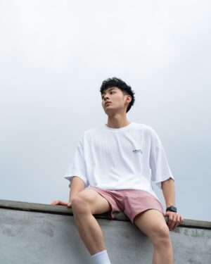 Jed Chung Instagram - 因應2024巴黎奧運即將盛情展開之際， Nautica也向全球帆船選手表示敬意！
一直以來以帆船作為品牌標誌的Nautica，
其象徵不僅與海洋有關，
還有冒險、自由及探索精神之意，
與奧運帆船競賽核心價值契合。

這次的Nautica Korea系列除了版型寬鬆外，
在材質上的採用也更具多樣化，
而色系上除了符合海洋與帆船運動的藍白主色之外，
也多了些明亮色系提供搭配輔助，
我個人特別喜歡有品牌旗語的印花設計！
同具俏皮又有賦有意義！

真心非常喜歡這次的Nautica Korea系列，
尤其最近很習慣穿寬鬆的上衣配不過膝的休閒短褲海灘褲運動褲等等，
略顯愜意但舒服自在又不邋遢。

總而言之，
一樣也喜歡這次Nautica Korea系列的朋友
Nautica Korea限量商品將於6/21(五)台北東區白帆門市登場
不要錯過啦！

@nauticataiwan 
#nauticawhitesail#Nautic白帆 
#NauticaTaiwan#MyNautica#NauticaKR