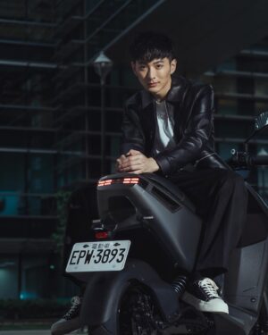 Jed Chung Instagram - 不敢相信！ Gogoro Pulse 真的太帥了 

過去騎乘機車在大都市裡穿梭
都只是為了在擁擠的交通中換取一些時間的便利手法

然而這次有機會試騎 Gogoro Pulse
我的視覺觀感像是被炸裂地體無完膚！！！！
很喜歡這次的車型
風切感的外型搭配灰色的車身
利用減法的思維除去不必要的裝飾
讓車頭至車尾達到一致的平衡效果並將風阻降低到最好效果
反倒把科技跟未來感拉到最大值
你不覺得騎上它感覺就像是騎乘一隻時空旅豹嗎？

不僅外型！Gogoro Pulse 的軟硬體也大幅提升！

我的駕駛習慣就是在符合規定及速限的極限範圍內抵達目的地的那種人 😂
這次 Gogoro Pulse 從靜止加速到時速 50 公里只要 3.05 秒
對於需要極限操速的我來說真的被圈中（但老話一句，安全才是第一）

再來是這個大的誇張的 iQ Touch HD 數位儀表和頭燈
你們看到的可能是科技力 但我看到的是對騎乘者的貼心
以前騎車因為怕會下意識習慣去滑手機所以選擇不裝手機支架
要去一些陌生地都是戴著耳機聽手機導航要不然就是把路線背下來
後果就是常常會走錯路
這次的 10.25 吋全景觸控螢幕不只可以顯示騎乘數據
還提供地圖導航與即時路況！
讓騎乘者能夠更專注安全性大大提升！

頭燈的部分除了吸睛外觀 功能性更是再次升級
具有 13 顆 LED 搭配主動彎道輔助燈
整體照射角度大幅擴增到 80 度
可以根據騎乘的速度與轉彎傾角調整到最適合當下的照明光源
在燈光不佳的路段確保可以看清車前與彎道的路況真的安心非常多！

最後是 Apple 錢包機車鑰匙
高中剛考到駕照的我馬上騎著家裡的機車去學校上課
那天是晚自習結束準備要把車騎回宿舍
還很帥地說要載同學一程
結果東摸西找我真的找不到車鑰匙
書包倒出來只有鉛筆盒跟我的絕望
最後硬掰開車廂的一點點縫隙
請同學手伸進去撈才撈到舒舒服服躺在裡面的車鑰匙
很早就知道 Gogoro 可以智慧開鎖
但沒想到現在已經支援到不用喚醒 iPhone 或 Apple Watch
輕輕靠上就可以直接解鎖或鎖上機車
總不可能⋯⋯手機跟 Apple Watch 都被我鎖在車廂⋯⋯吧？

這次試騎體驗下來
發自內心覺得 Gogoro Pulse 的車體外型與性能都非常貼合現代人的需求跟喜好
也打破我對機車性能既定的印象
喜歡追求速度的你絕對不能錯過！

4/30 前購車，還能抽星宇航空商務艙來回機票
https://letsgogo.ro/3IUq0bU

#GogoroPulse
#電馭新物種
#Apple錢包機車鑰匙
#Gogoro
@gogoro_taiwan