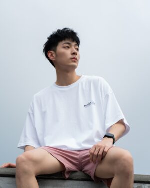 Jed Chung Instagram - 因應2024巴黎奧運即將盛情展開之際， Nautica也向全球帆船選手表示敬意！
一直以來以帆船作為品牌標誌的Nautica，
其象徵不僅與海洋有關，
還有冒險、自由及探索精神之意，
與奧運帆船競賽核心價值契合。

這次的Nautica Korea系列除了版型寬鬆外，
在材質上的採用也更具多樣化，
而色系上除了符合海洋與帆船運動的藍白主色之外，
也多了些明亮色系提供搭配輔助，
我個人特別喜歡有品牌旗語的印花設計！
同具俏皮又有賦有意義！

真心非常喜歡這次的Nautica Korea系列，
尤其最近很習慣穿寬鬆的上衣配不過膝的休閒短褲海灘褲運動褲等等，
略顯愜意但舒服自在又不邋遢。

總而言之，
一樣也喜歡這次Nautica Korea系列的朋友
Nautica Korea限量商品將於6/21(五)台北東區白帆門市登場
不要錯過啦！

@nauticataiwan 
#nauticawhitesail#Nautic白帆 
#NauticaTaiwan#MyNautica#NauticaKR