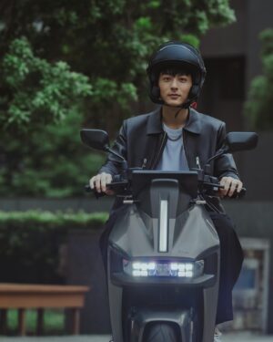 Jed Chung Instagram - 不敢相信！ Gogoro Pulse 真的太帥了 

過去騎乘機車在大都市裡穿梭
都只是為了在擁擠的交通中換取一些時間的便利手法

然而這次有機會試騎 Gogoro Pulse
我的視覺觀感像是被炸裂地體無完膚！！！！
很喜歡這次的車型
風切感的外型搭配灰色的車身
利用減法的思維除去不必要的裝飾
讓車頭至車尾達到一致的平衡效果並將風阻降低到最好效果
反倒把科技跟未來感拉到最大值
你不覺得騎上它感覺就像是騎乘一隻時空旅豹嗎？

不僅外型！Gogoro Pulse 的軟硬體也大幅提升！

我的駕駛習慣就是在符合規定及速限的極限範圍內抵達目的地的那種人 😂
這次 Gogoro Pulse 從靜止加速到時速 50 公里只要 3.05 秒
對於需要極限操速的我來說真的被圈中（但老話一句，安全才是第一）

再來是這個大的誇張的 iQ Touch HD 數位儀表和頭燈
你們看到的可能是科技力 但我看到的是對騎乘者的貼心
以前騎車因為怕會下意識習慣去滑手機所以選擇不裝手機支架
要去一些陌生地都是戴著耳機聽手機導航要不然就是把路線背下來
後果就是常常會走錯路
這次的 10.25 吋全景觸控螢幕不只可以顯示騎乘數據
還提供地圖導航與即時路況！
讓騎乘者能夠更專注安全性大大提升！

頭燈的部分除了吸睛外觀 功能性更是再次升級
具有 13 顆 LED 搭配主動彎道輔助燈
整體照射角度大幅擴增到 80 度
可以根據騎乘的速度與轉彎傾角調整到最適合當下的照明光源
在燈光不佳的路段確保可以看清車前與彎道的路況真的安心非常多！

最後是 Apple 錢包機車鑰匙
高中剛考到駕照的我馬上騎著家裡的機車去學校上課
那天是晚自習結束準備要把車騎回宿舍
還很帥地說要載同學一程
結果東摸西找我真的找不到車鑰匙
書包倒出來只有鉛筆盒跟我的絕望
最後硬掰開車廂的一點點縫隙
請同學手伸進去撈才撈到舒舒服服躺在裡面的車鑰匙
很早就知道 Gogoro 可以智慧開鎖
但沒想到現在已經支援到不用喚醒 iPhone 或 Apple Watch
輕輕靠上就可以直接解鎖或鎖上機車
總不可能⋯⋯手機跟 Apple Watch 都被我鎖在車廂⋯⋯吧？

這次試騎體驗下來
發自內心覺得 Gogoro Pulse 的車體外型與性能都非常貼合現代人的需求跟喜好
也打破我對機車性能既定的印象
喜歡追求速度的你絕對不能錯過！

4/30 前購車，還能抽星宇航空商務艙來回機票
https://letsgogo.ro/3IUq0bU

#GogoroPulse
#電馭新物種
#Apple錢包機車鑰匙
#Gogoro
@gogoro_taiwan