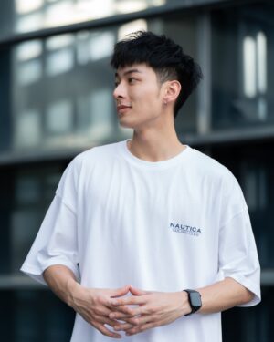 Jed Chung Instagram - 因應2024巴黎奧運即將盛情展開之際， Nautica也向全球帆船選手表示敬意！
一直以來以帆船作為品牌標誌的Nautica，
其象徵不僅與海洋有關，
還有冒險、自由及探索精神之意，
與奧運帆船競賽核心價值契合。

這次的Nautica Korea系列除了版型寬鬆外，
在材質上的採用也更具多樣化，
而色系上除了符合海洋與帆船運動的藍白主色之外，
也多了些明亮色系提供搭配輔助，
我個人特別喜歡有品牌旗語的印花設計！
同具俏皮又有賦有意義！

真心非常喜歡這次的Nautica Korea系列，
尤其最近很習慣穿寬鬆的上衣配不過膝的休閒短褲海灘褲運動褲等等，
略顯愜意但舒服自在又不邋遢。

總而言之，
一樣也喜歡這次Nautica Korea系列的朋友
Nautica Korea限量商品將於6/21(五)台北東區白帆門市登場
不要錯過啦！

@nauticataiwan 
#nauticawhitesail#Nautic白帆 
#NauticaTaiwan#MyNautica#NauticaKR