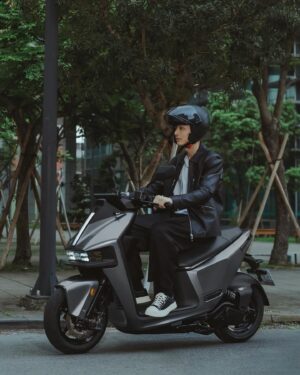 Jed Chung Instagram - 不敢相信！ Gogoro Pulse 真的太帥了 

過去騎乘機車在大都市裡穿梭
都只是為了在擁擠的交通中換取一些時間的便利手法

然而這次有機會試騎 Gogoro Pulse
我的視覺觀感像是被炸裂地體無完膚！！！！
很喜歡這次的車型
風切感的外型搭配灰色的車身
利用減法的思維除去不必要的裝飾
讓車頭至車尾達到一致的平衡效果並將風阻降低到最好效果
反倒把科技跟未來感拉到最大值
你不覺得騎上它感覺就像是騎乘一隻時空旅豹嗎？

不僅外型！Gogoro Pulse 的軟硬體也大幅提升！

我的駕駛習慣就是在符合規定及速限的極限範圍內抵達目的地的那種人 😂
這次 Gogoro Pulse 從靜止加速到時速 50 公里只要 3.05 秒
對於需要極限操速的我來說真的被圈中（但老話一句，安全才是第一）

再來是這個大的誇張的 iQ Touch HD 數位儀表和頭燈
你們看到的可能是科技力 但我看到的是對騎乘者的貼心
以前騎車因為怕會下意識習慣去滑手機所以選擇不裝手機支架
要去一些陌生地都是戴著耳機聽手機導航要不然就是把路線背下來
後果就是常常會走錯路
這次的 10.25 吋全景觸控螢幕不只可以顯示騎乘數據
還提供地圖導航與即時路況！
讓騎乘者能夠更專注安全性大大提升！

頭燈的部分除了吸睛外觀 功能性更是再次升級
具有 13 顆 LED 搭配主動彎道輔助燈
整體照射角度大幅擴增到 80 度
可以根據騎乘的速度與轉彎傾角調整到最適合當下的照明光源
在燈光不佳的路段確保可以看清車前與彎道的路況真的安心非常多！

最後是 Apple 錢包機車鑰匙
高中剛考到駕照的我馬上騎著家裡的機車去學校上課
那天是晚自習結束準備要把車騎回宿舍
還很帥地說要載同學一程
結果東摸西找我真的找不到車鑰匙
書包倒出來只有鉛筆盒跟我的絕望
最後硬掰開車廂的一點點縫隙
請同學手伸進去撈才撈到舒舒服服躺在裡面的車鑰匙
很早就知道 Gogoro 可以智慧開鎖
但沒想到現在已經支援到不用喚醒 iPhone 或 Apple Watch
輕輕靠上就可以直接解鎖或鎖上機車
總不可能⋯⋯手機跟 Apple Watch 都被我鎖在車廂⋯⋯吧？

這次試騎體驗下來
發自內心覺得 Gogoro Pulse 的車體外型與性能都非常貼合現代人的需求跟喜好
也打破我對機車性能既定的印象
喜歡追求速度的你絕對不能錯過！

4/30 前購車，還能抽星宇航空商務艙來回機票
https://letsgogo.ro/3IUq0bU

#GogoroPulse
#電馭新物種
#Apple錢包機車鑰匙
#Gogoro
@gogoro_taiwan
