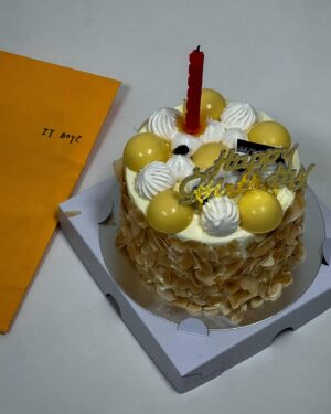Jed Chung Instagram - 二十九歲的我依舊平安幸福，
有一群比我還重視我誕生的日子的人們，
花費心思讓我驚喜，很幸福也很溫暖🥹

也謝謝每一個誠摯的祝福，大家都說逢九要小心，
我會帶著這些有祝福的話語好好迎接這一年的😆

然後二十九年前的今天我誕生了，
二十九年後的今天家裡也多了一位成員，
鍾樂小公主，辛苦大嫂跟哥哥了，
而小哥哥鍾赫持續在家搗亂，辛苦媽媽了。

Happy Birthday🎂