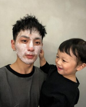 Jed Chung Instagram - 二十九歲的我依舊平安幸福，
有一群比我還重視我誕生的日子的人們，
花費心思讓我驚喜，很幸福也很溫暖🥹

也謝謝每一個誠摯的祝福，大家都說逢九要小心，
我會帶著這些有祝福的話語好好迎接這一年的😆

然後二十九年前的今天我誕生了，
二十九年後的今天家裡也多了一位成員，
鍾樂小公主，辛苦大嫂跟哥哥了，
而小哥哥鍾赫持續在家搗亂，辛苦媽媽了。

Happy Birthday🎂