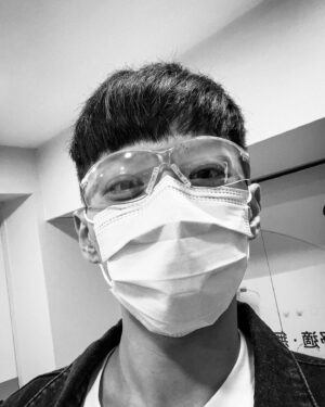 Jed Chung Instagram - 最近

近視雷射滿三個月，還是覺得很方便也不後悔，除了第一個月每天起床都會錯覺自己隱形眼鏡怎麼忘了拔就睡覺，終於不用為了偷時間而在上工前最後一秒搶時間戴上隱形眼鏡，也不用擔心隱形眼鏡戴的時間過長開始乾燥模糊或是眼壓升高，說到這個一直忘記要去配一副藍光眼鏡，好好保養眼睛真的很重要。

又從一支劇組畢業了，裡面有著一群有趣的人，還有想法很酷的人，偶有閒時就在大世界裡聊些小角色的特別之處，一聲令下時在小世界的角色裡當個無厘頭的人，然後不時跟 @andychen428 吵吵架，回想起來都挺不錯的，像蜂蜜檸檬氣泡水。

有了一台代步車，我叫它路西法，小路。
小路是我從沒聽過的廠牌，只覺得車體上的閃電標誌有些似曾相識，後來才知道原來母親在我小時候與父親分開，開始獨自生活後，每逢假日載著我和哥哥出門兜遊製造童年記憶的第一輛兩門小汽車就是 @opel ，看吧～緣分真的很奇妙。
小路挺好的，底盤紮實穩定但跑起來卻很輕盈，除了坐起來很舒適剛好之外，還有個大大的後車廂，最重要的是，他可以自動跟車，讓懶惰如我省去了塞車時的困擾，希望有它陪伴的期間都能平安。

機智最後一次見面會，熟悉、歡樂、胡鬧，是現在想起來當天的片段，謝謝你們用笑聲撐起我們，一路來需要感謝的人太多，只好把能盡所能做好的事最好當成對這份感謝的報答，也謝謝這樣的幸運讓我能成為陳安民，當機智小宇宙的一員，機智不會結束，會永遠在回憶裡陪伴大家，祝大家珍重再見步步高升百事可樂一帆風順勿忘我。