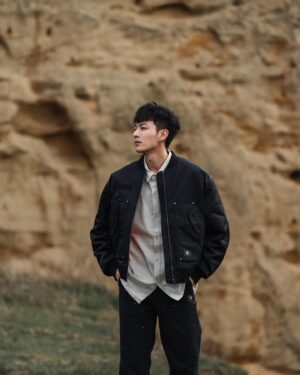 Jed Chung Instagram - 前幾天趁著工作空檔，把握了最後的好天氣，帶著Gap最新一季的城市機能系列還有復古休閒系列出門好好的踩沙踏青了一番！

這次在挑選復古休閒系列的時候，一度把記憶拉回國高中時期出門標配的格子元素，法蘭絨的材質撐起了整件襯衫的磅數，內裏貼心的刷毛也非常適合近期降溫的天氣。再來我要說說這個拼接直筒牛仔褲！國中求媽媽買的那件到現在還在我的衣櫃裡！印象中那個年代的潮男都少不了一件，現在居然還能買到這個復刻元素，只能說復刻誠可貴，回憶價更高啊！

而城市機能系列，防潑水材質的飛行外套，加上實用的多口袋設計，讓人一件就可以上山下海走入街頭，而內裏的撞色外套跟褲子上的小釘釦也讓低調的色系裡多了一些繽紛！

下禮拜冷氣團準備強勢來襲了，你準備好你的禦寒裝備了嗎！如果還沒，就交給新一季的Gap吧！

@gaptaiwan 
#gaptaiwan#gapootd#iamgap新裝出發